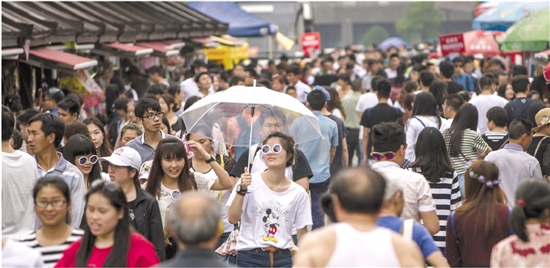 杭州河坊街上，游客接踵而来。李震宇 冯艺摄