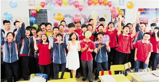 6月4日，夏衍中学高三（3）班老师制作视频，鼓励即将上考场的孩子。大家一起描绘祝福气球，放飞梦想。 叶寒青 於青 摄