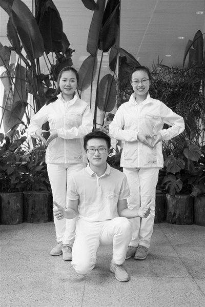 小青荷志愿者，张天宏、施阳阳、高珂（从左至右），都是浙江中医药大学的学生。