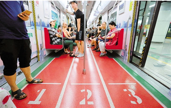 第十三届全国学生运动会即将在杭州举行。近日，杭州地铁一号线一辆专列车厢内部按运动会主题和杭州元素装扮一新。这趟“运动专列”在运动会期间将一直为市民服务。