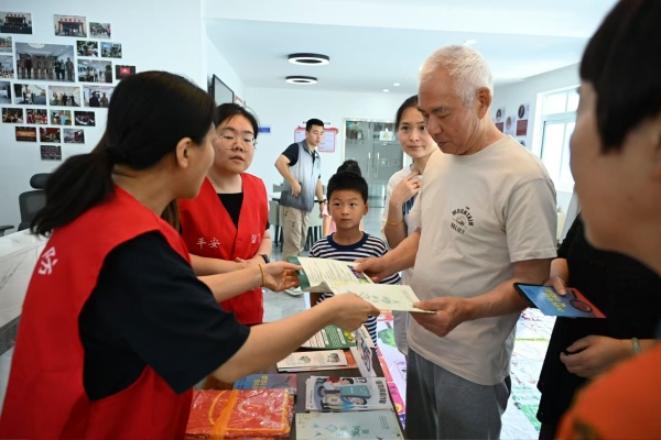 600浙江杭州：团扇转动反邪知识，情景剧场揭露骗局真相 图片1_副本.jpg