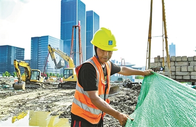 云门公园(二期)项目工地,工人们正在施工 (记者 张之冰 摄)