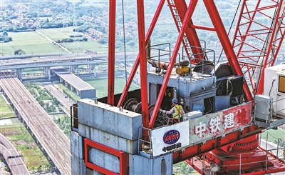 “金手指”综合体施工现场,塔吊工人正在作业(记者 张之冰 摄)