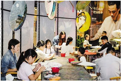 孩子们在大运河边的手工艺活态馆体验。杭州市商旅集团(市运河集团)供图