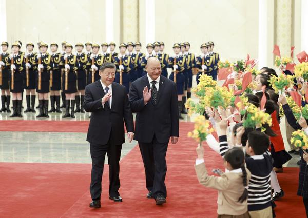 11月25日上午,国家主席习近平在北京人民大会堂会见来华进行国事访问的汤加国王图普六世。这是会见前,习近平在人民大会堂北大厅为图普六世举行欢迎仪式。