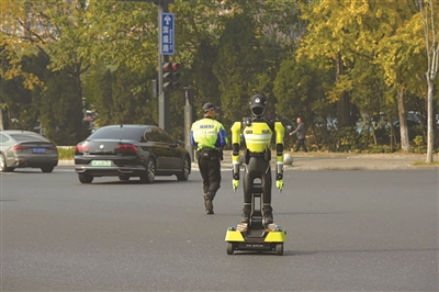 智能机器人交警“杭行1号”近日在滨江滨盛路长河路口亮相。