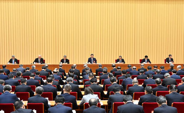 12月10日至11日,中央经济工作会议在北京举行。中共中央总书记、国家主席、中央军委主席习近平出席会议并发表重要讲话。李强、赵乐际、王沪宁、蔡奇、丁薛祥、李希出席会议。