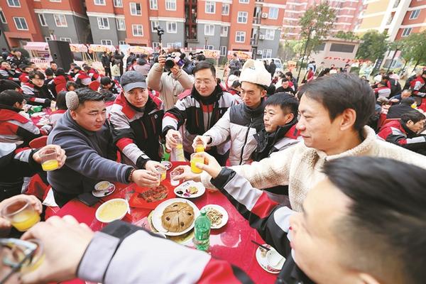 小哥们举杯共贺新春。 记者 李忠 摄