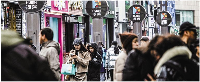 湖滨路步行街人流如织,老字号与潮流品牌比邻而居,传统街巷与现代消费场景交融。