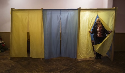 一名乌克兰选民完成投票，走出投票间。