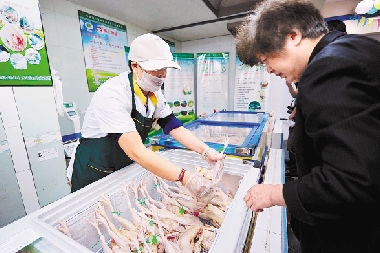 5月18日，杭州万寿亭农贸市场率先开卖冷鲜禽。 徐晖 摄