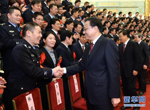 12月17日,第八届全国“人民满意的公务员”和“人民满意的公务员集体”表彰大会在北京举行。中共中央政治局常委、国务院总理李克强接见受表彰人员和与会代表。中共中央政治局常委、中央书记处书记刘云山参加接见。新华社记者 李涛 摄